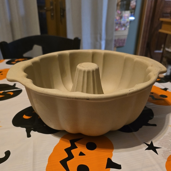 The Pampered Chef Stoneware Bundt Pan - Picture 2 of 5